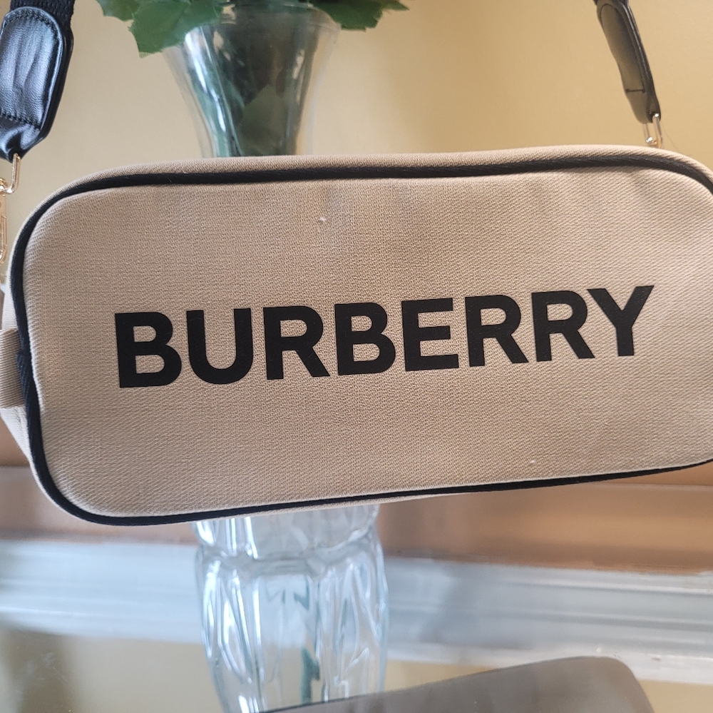 - Burberry Pouch - Picture 9 of 10